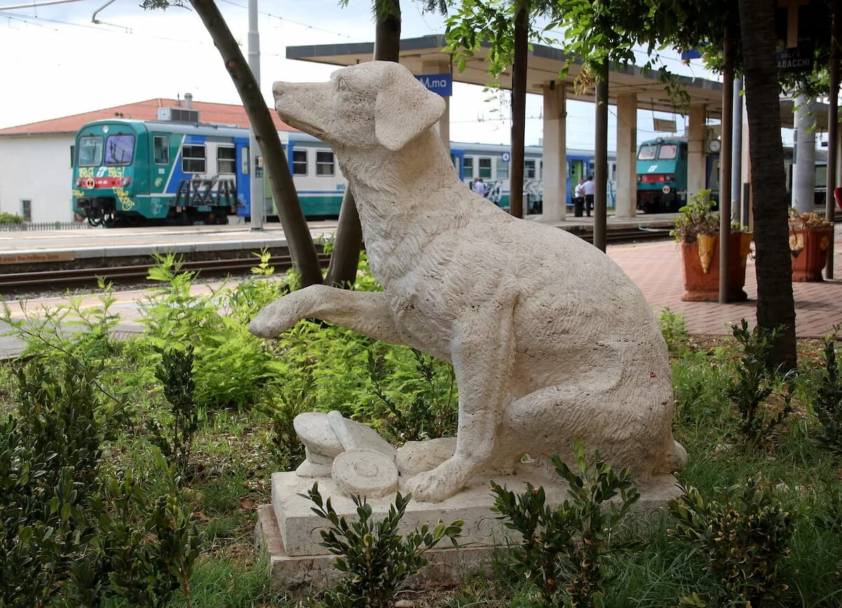 Statue dedicated to Lampo at the Stazione di Campiglia Marittima