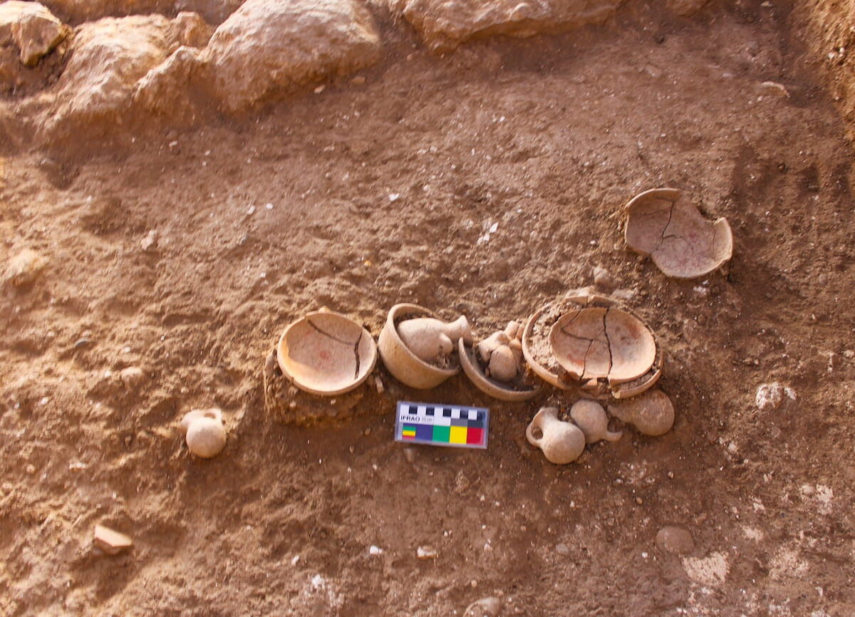 Temple offerings: miniature vessels for serving food and a marine mollusk shell "Tonna galea" found in one of the temples