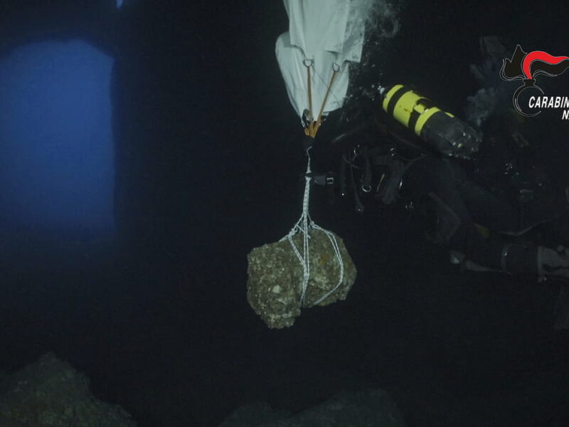 Extracting sculpture fragments from the Grotta Azzurra