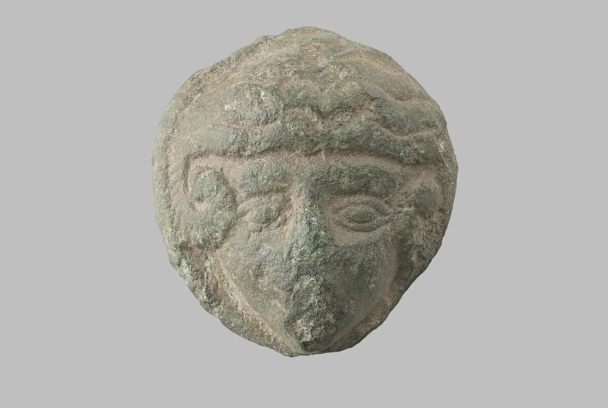 The plaque found at Ringsted measures between 26 and 28 mm in diameter and depicts Alexander with the ram's horns of Zeus Ammon