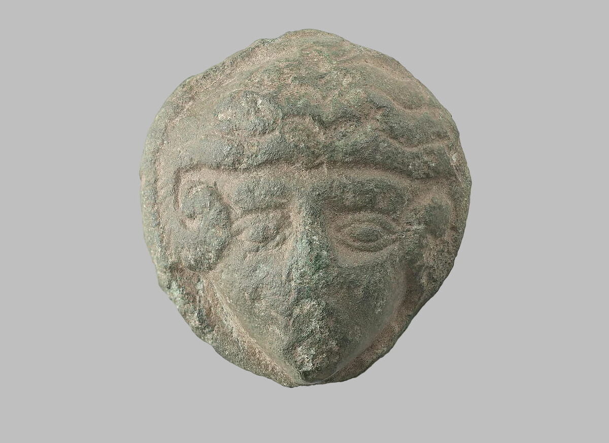 The plaque found at Ringsted measures between 26 and 28 mm in diameter and depicts Alexander with the ram's horns of Zeus Ammon