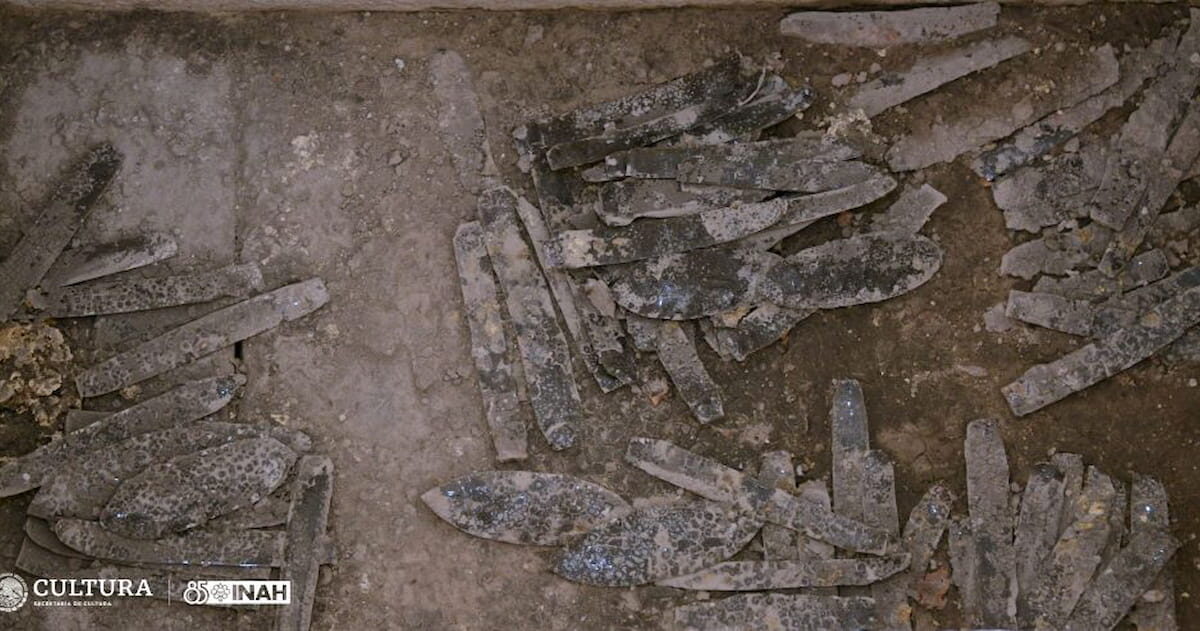 Obsidian blades and knives offered in Tlatelolco