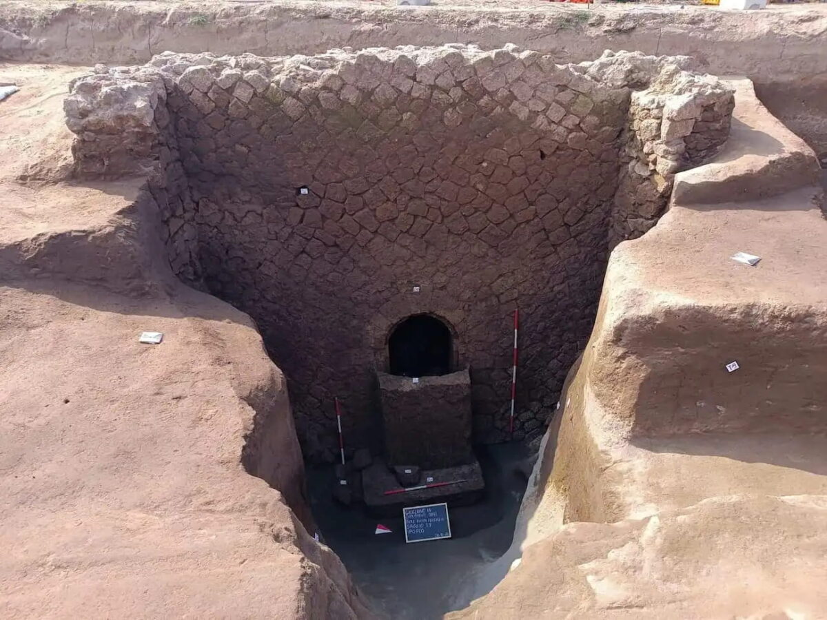 The entrance to the tomb of the Cerbero