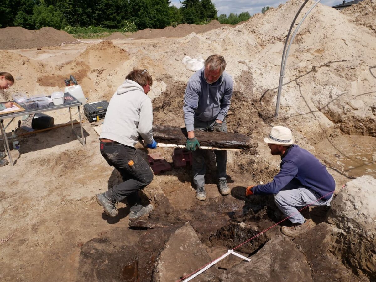 The Tomb of a Germanic Mercenary Who Served in the Roman Legions and an Unusual Well with Glass and Organic Remains, Found in Germany