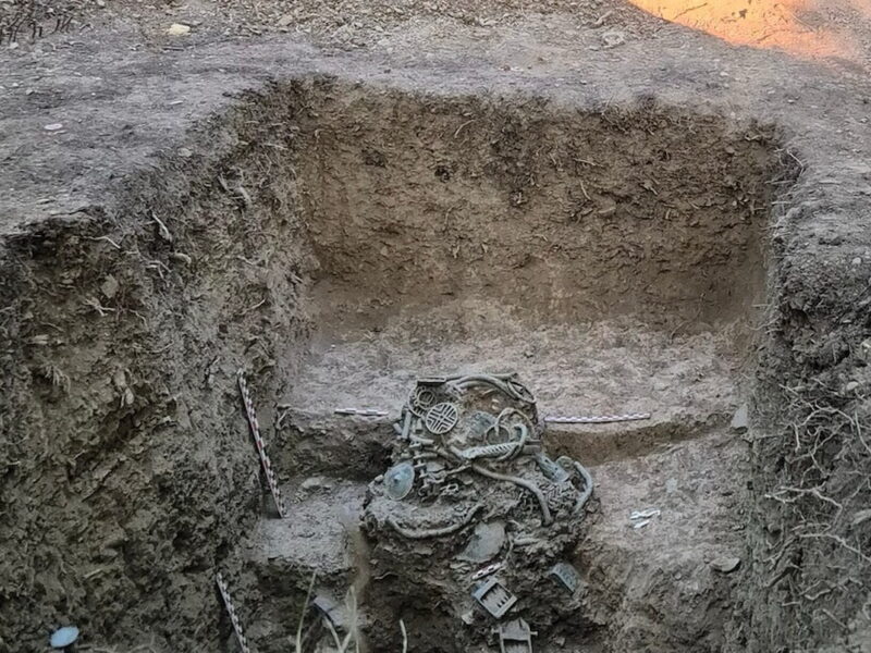 Un tesoro de objetos de bronce y hierro escondido ante el ataque que destruyó una aldea prehistórica, encontrado en Hungría